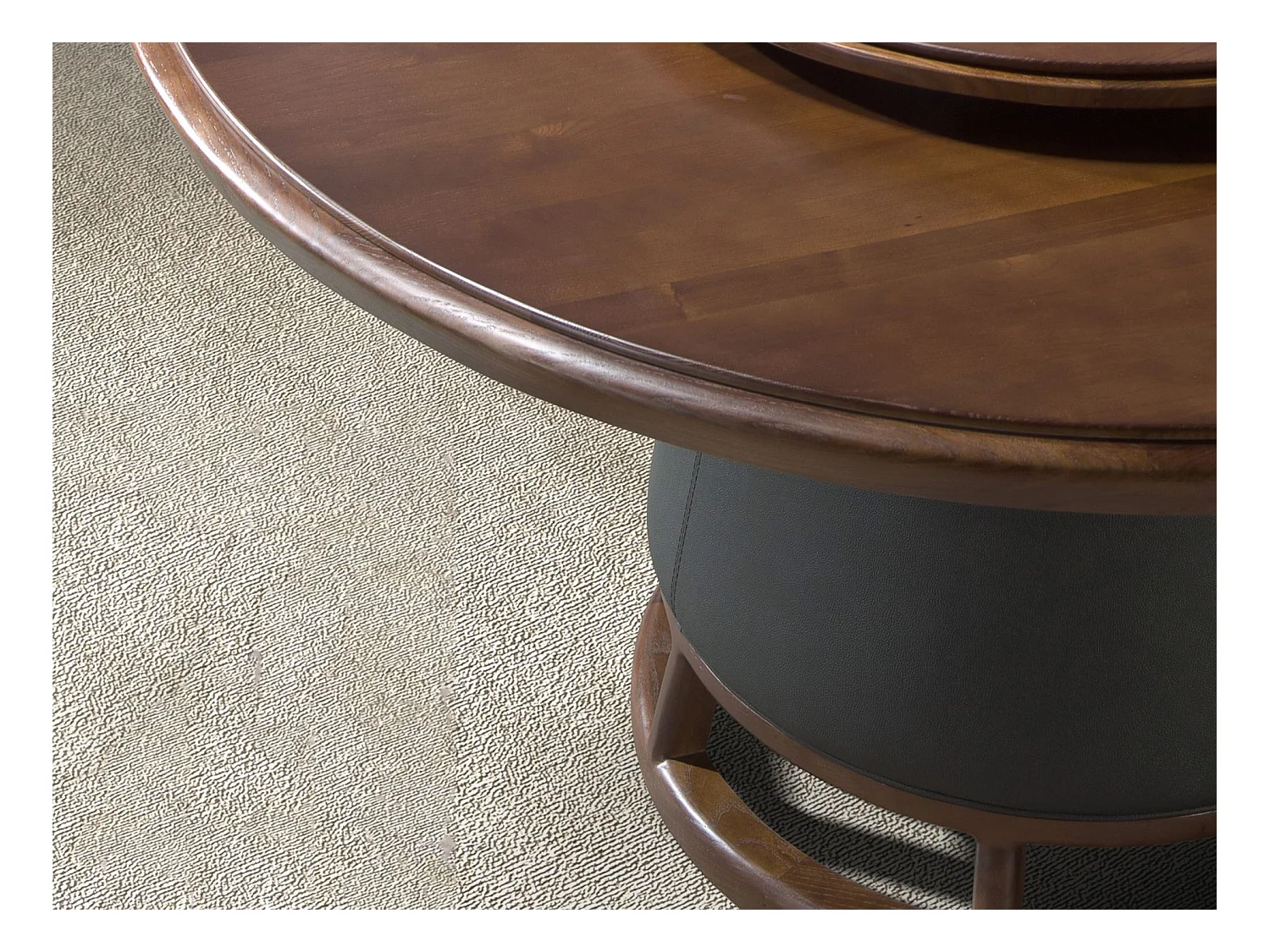 Ronde eettafel van donker notenhout en hout bekleed met kunstleer