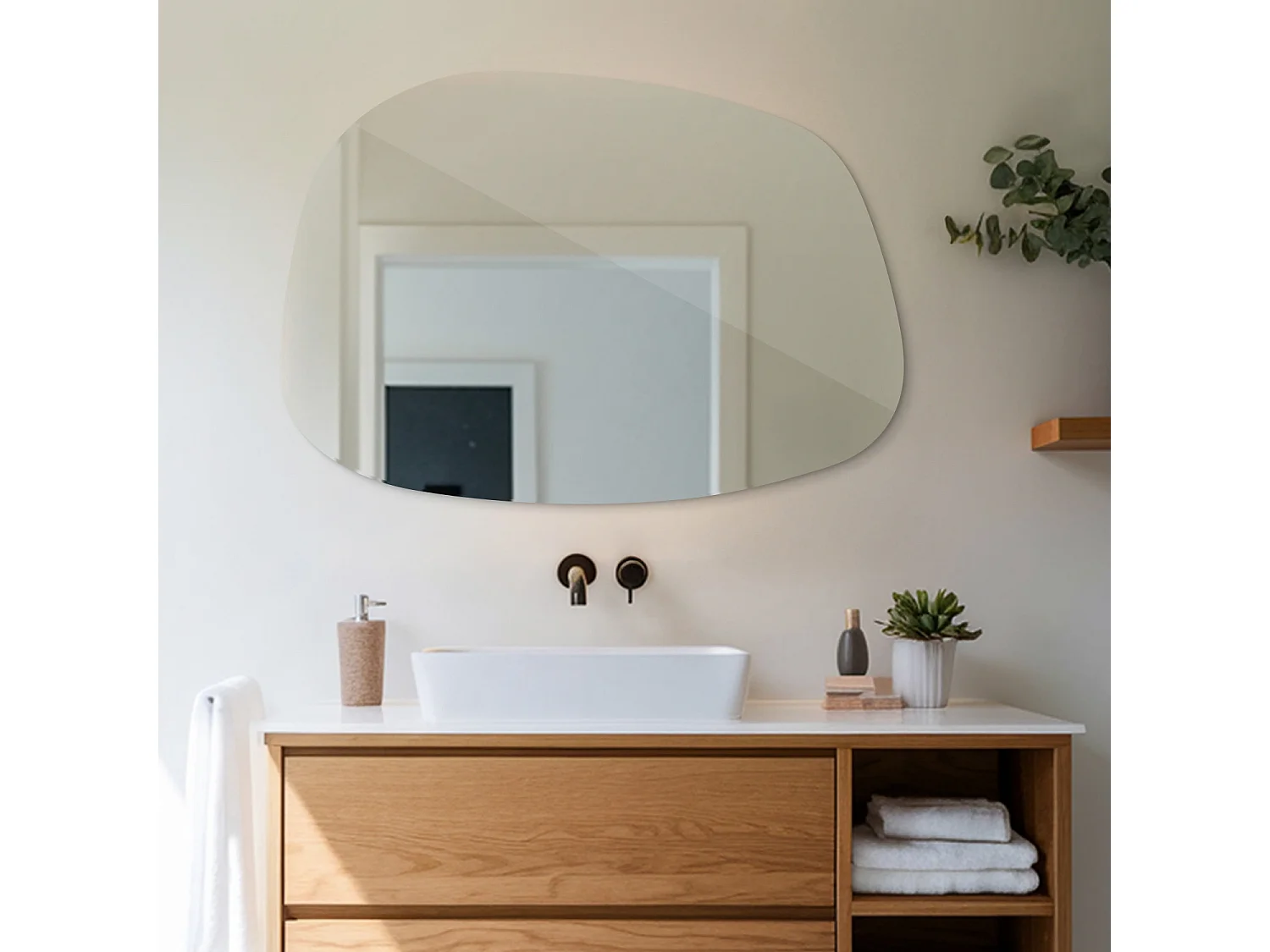 Weißer Spiegel im originellen Design, Eleganter unregelmäßiger Wandspiegel für Wohnzimmer oder Flur, 78x57 cm, Tulup