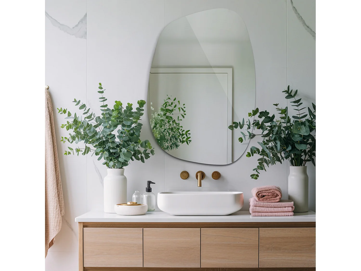 Weißer Spiegel im originellen Design, Eleganter unregelmäßiger Wandspiegel für Wohnzimmer oder Flur, 78x57 cm, Tulup