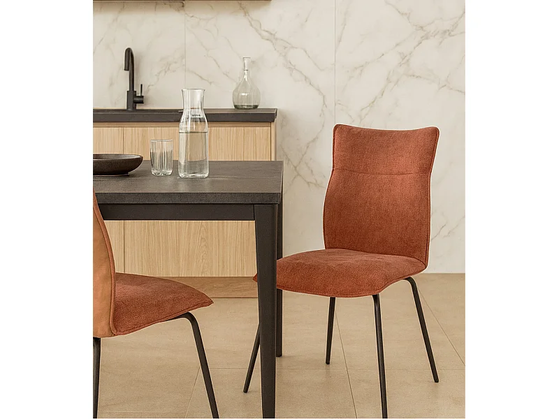 Pack de 2 sillas de 95x65x45 cm con respaldo trasero en símil napa en color teja Roma