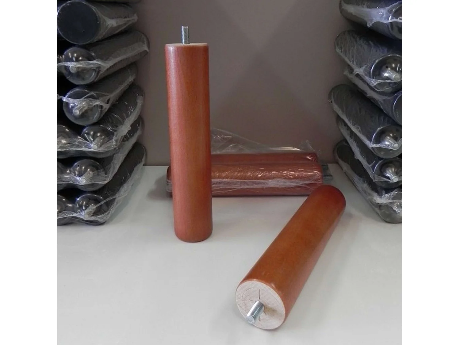 Pacote com 6 Pés Cilíndricos 25 cm para Estrado/Ripas com Rosca e Antirruído