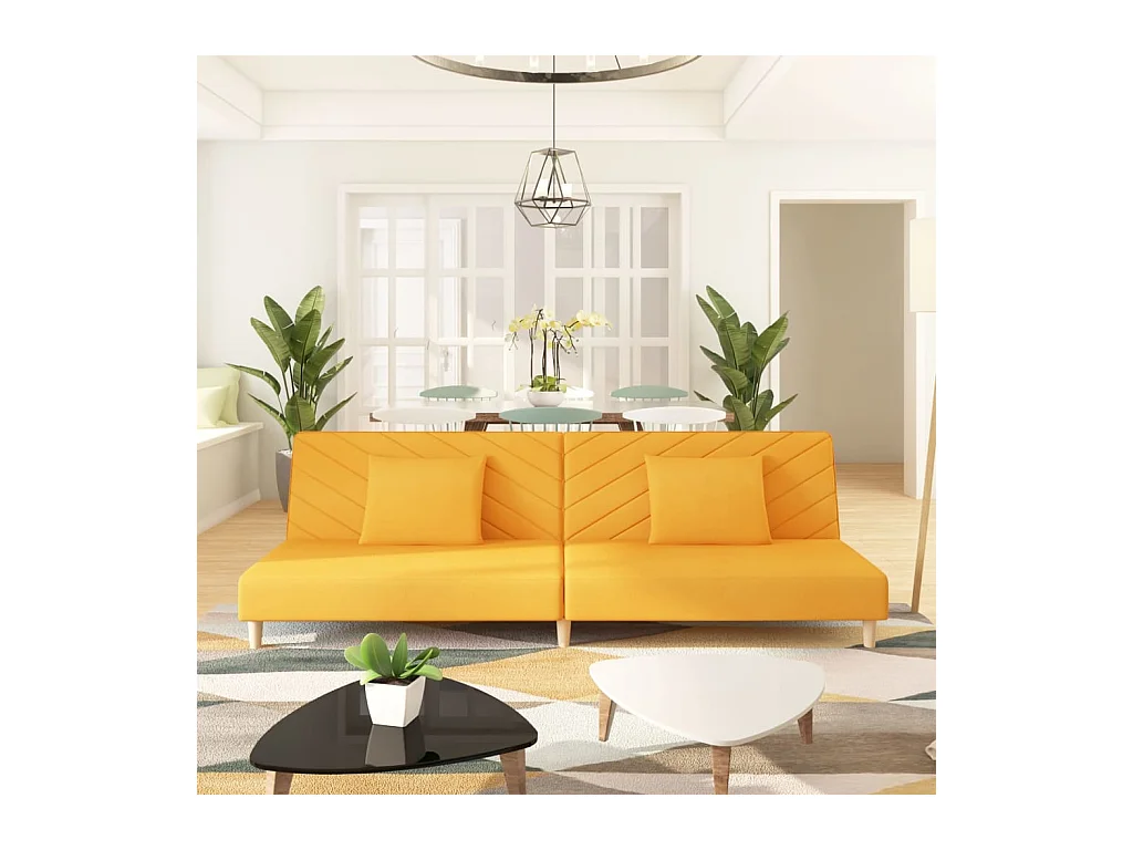 Sofá cama de 2 plazas con dos almohadas de tela amarilla