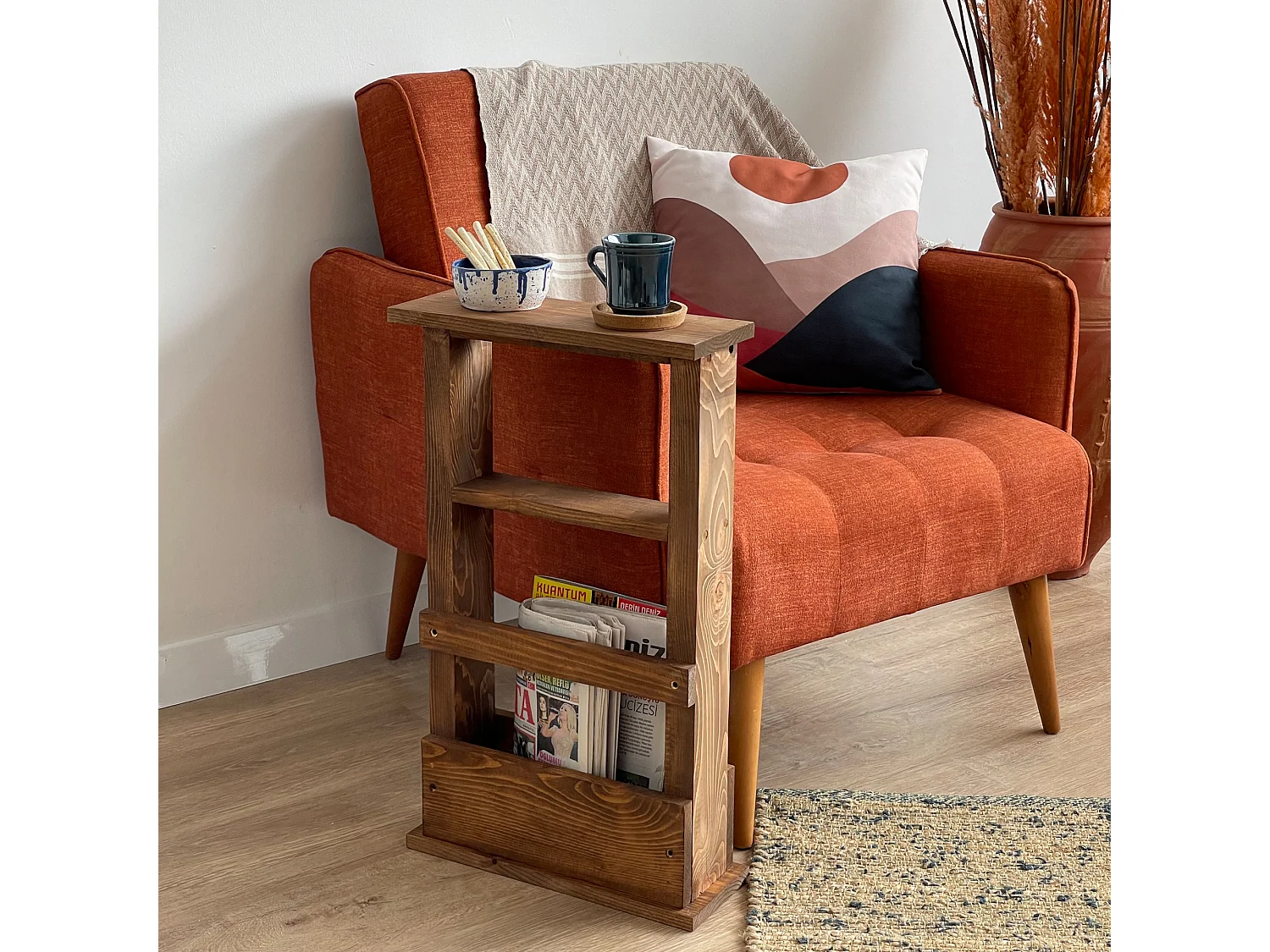 Bout de canapé Nørhald avec porte-revue en pin 65 x 37 x 12,5 cm [en.casa]