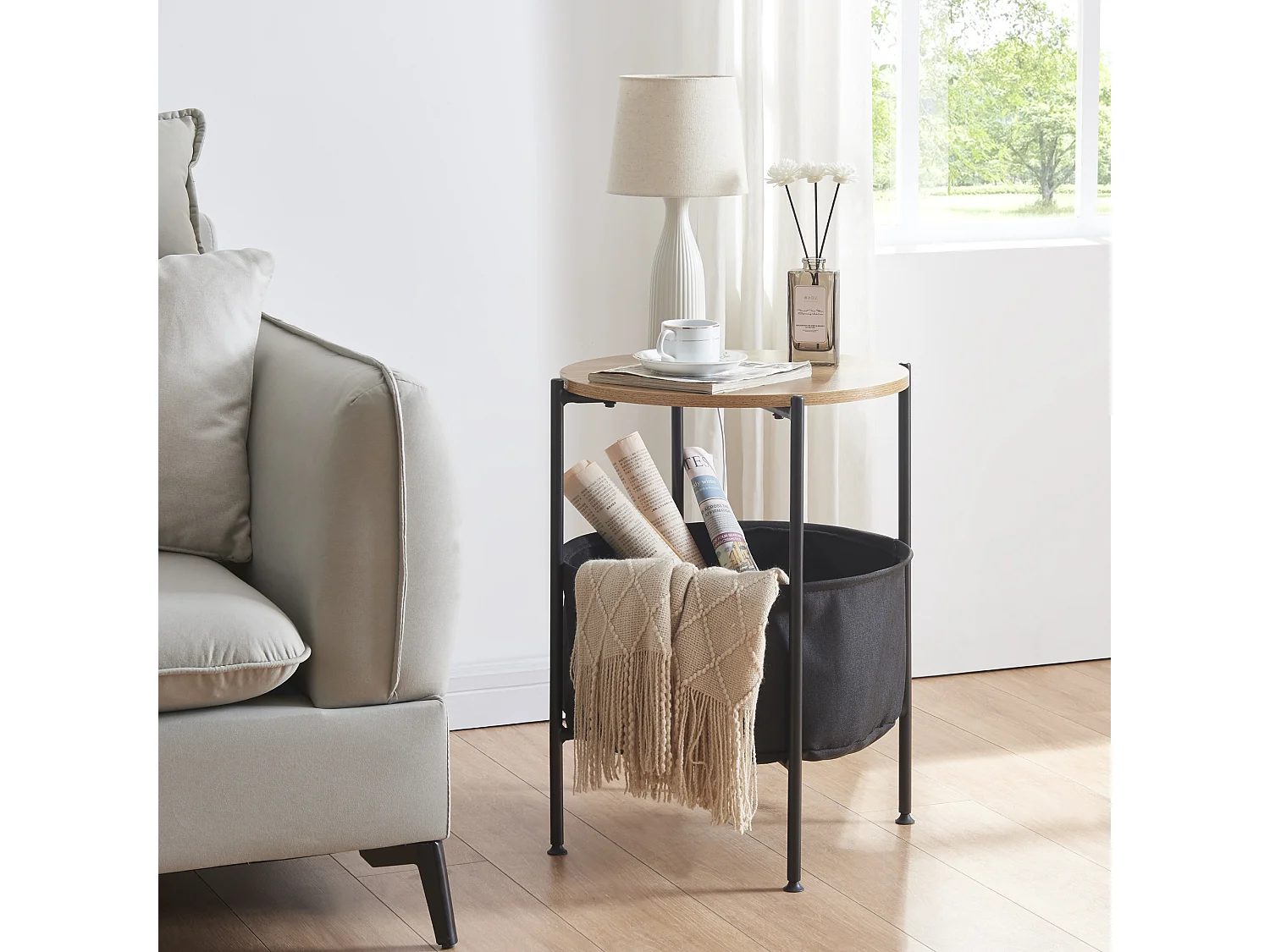 Table d'appoint Suonenjoki avec panier de rangement 59 x 47 cm noir / effet noyer / gris [en.casa]