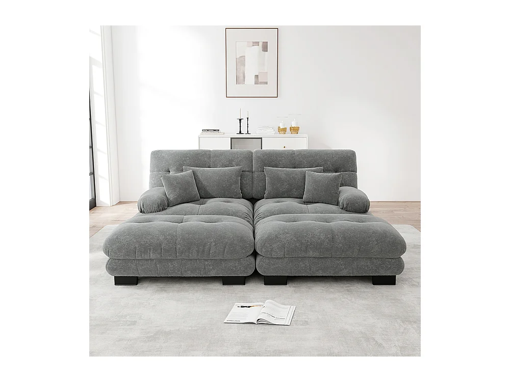Canapé deux places en chenille, deux coussins lombaires et deux coussins décoratifs, accoudoirs larges et deux repose-pieds, revêtement en tissu gris.