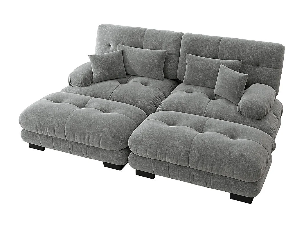 Divano a due posti in ciniglia, due cuscini lombari e due cuscini decorativi, braccioli larghi e due poggiapiedi, rivestimento in tessuto grigio.