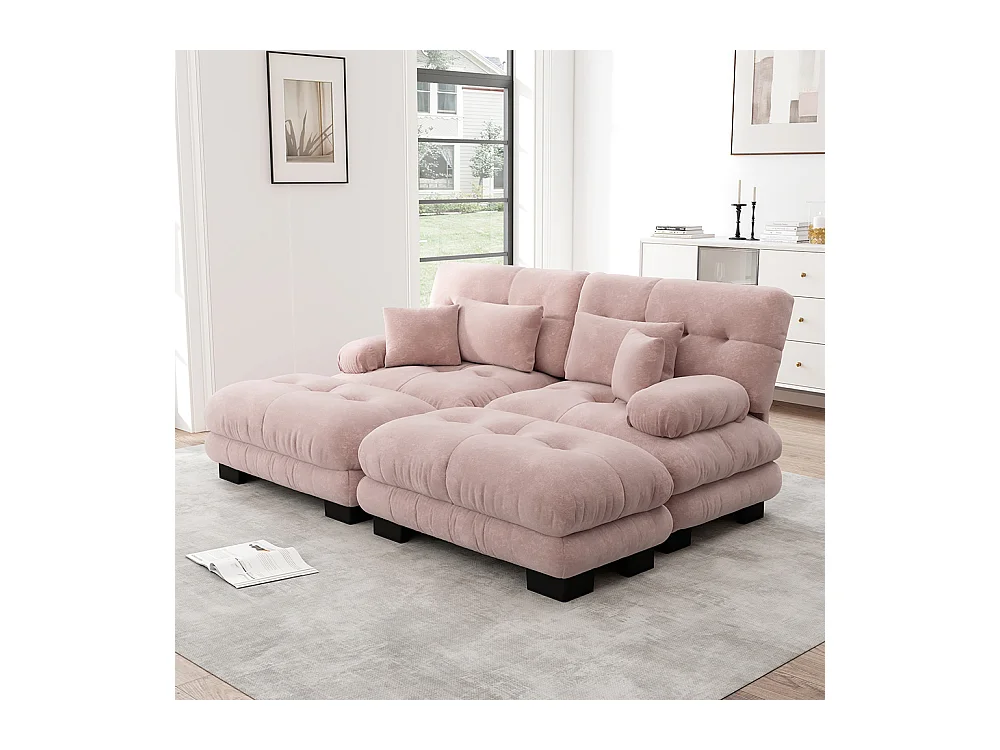 Canapé deux places en chenille, deux coussins lombaires et deux coussins décoratifs, accoudoirs larges et deux repose-pieds, revêtement en tissu rose.