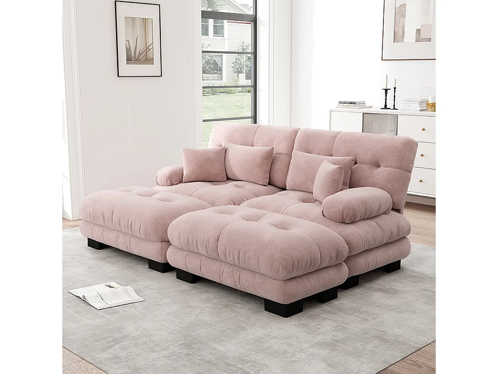 Tweezitsbank in chenille, twee lendenkussens en twee sierkussens, brede armleuningen en twee voetensteunen, bekleding in roze stof.