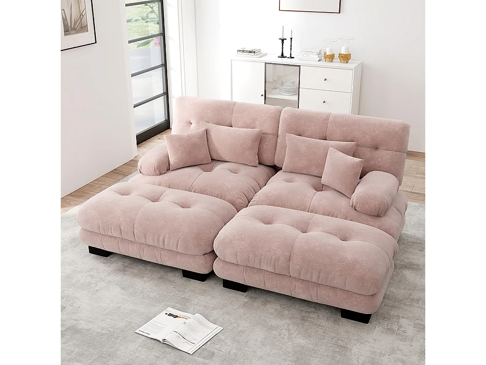 Tweezitsbank in chenille, twee lendenkussens en twee sierkussens, brede armleuningen en twee voetensteunen, bekleding in roze stof.