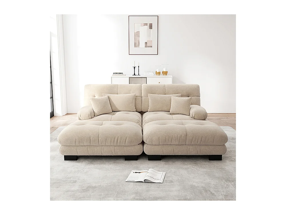 Canapé deux places en chenille, deux coussins lombaires et deux coussins décoratifs, accoudoirs larges et deux repose-pieds, revêtement en tissu beige.