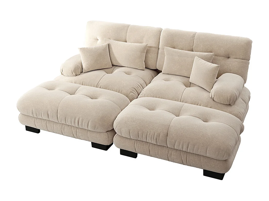 Sofá de dos plazas en chenilla,dos cojines lumbares y dos cojines decorativos,reposabrazos anchos y dos reposapiés, tapizado en tela beige.