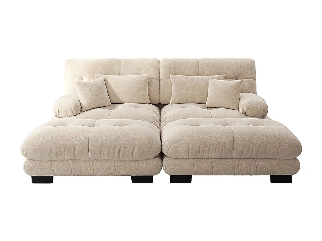 Sofá de dos plazas en chenilla,dos cojines lumbares y dos cojines decorativos,reposabrazos anchos y dos reposapiés, tapizado en tela beige.