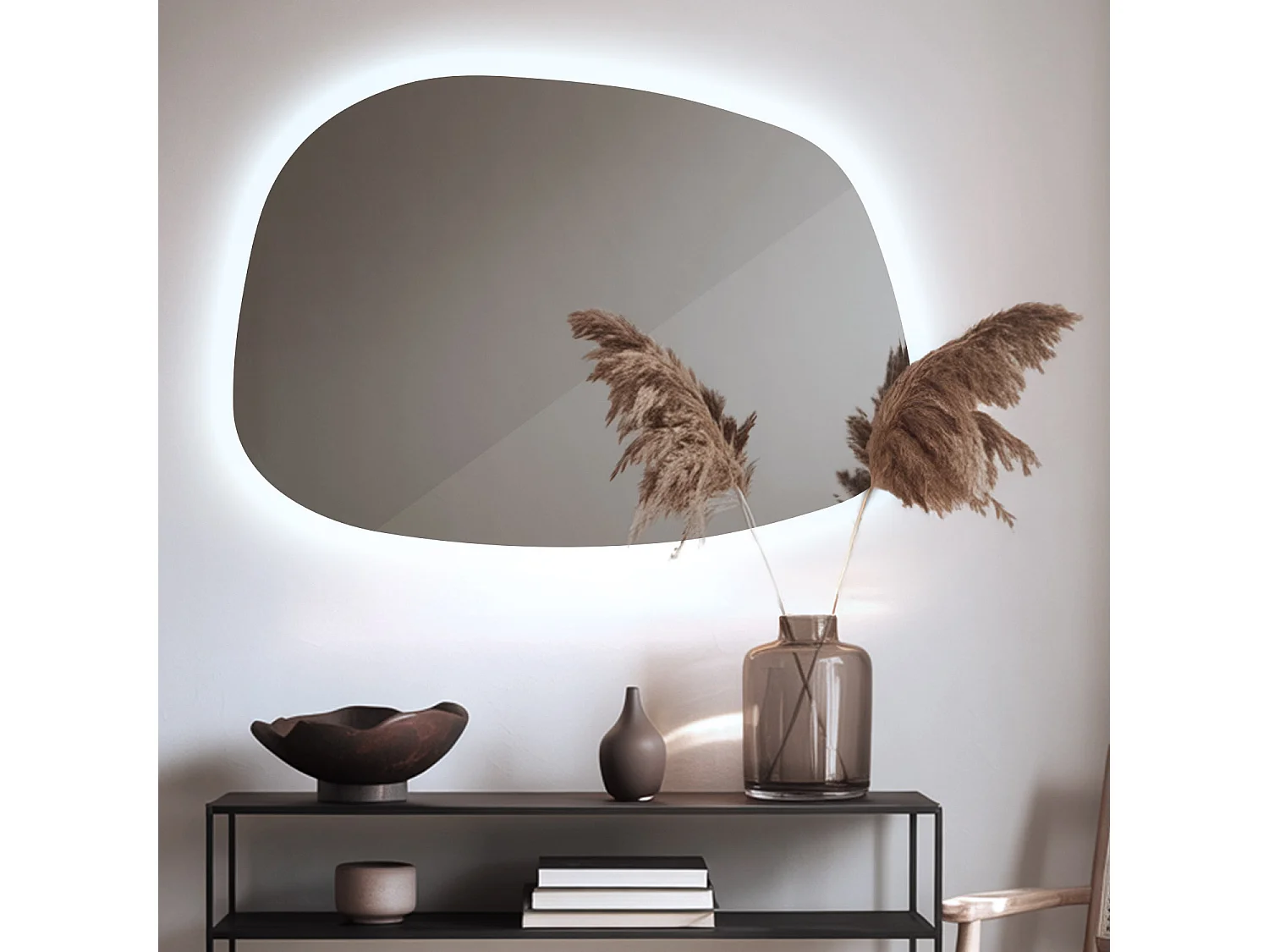 Unförmiger Spiegel beleuchtet LED, Modernes Design mit neutralweißer Beleuchtung, 78x57 cm, Tulup