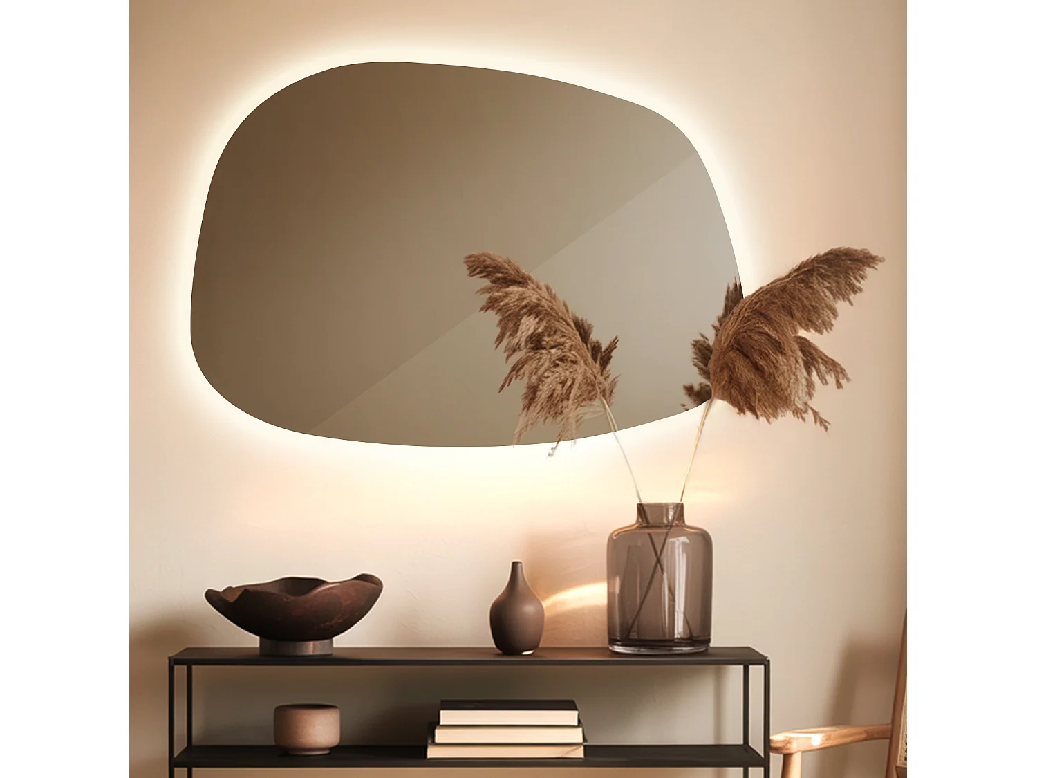 LED Spiegel unregelmäßig beleuchtet, Ausgefallene Wanddekoration mit warmem Licht, 67x47 cm, Tulup