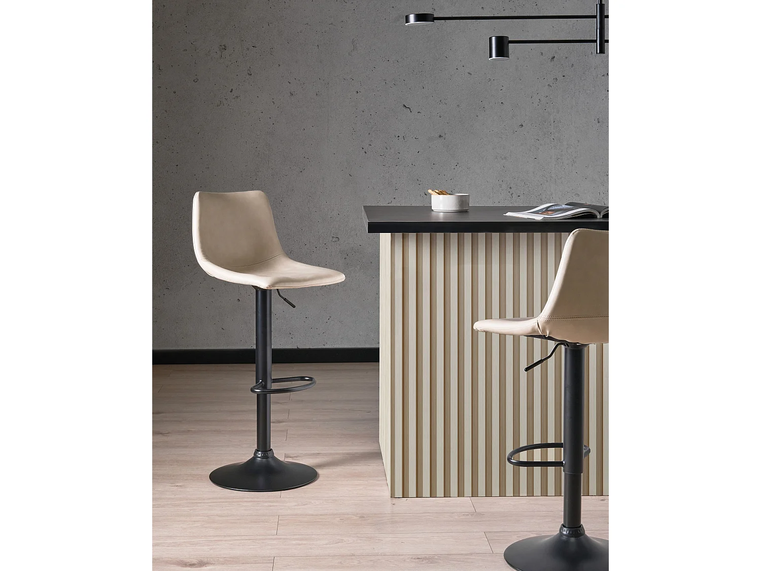 Lot de 2 tabourets de bar LEBRIJA Cuir PU Beige clair