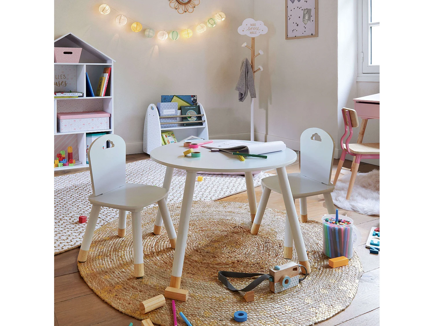 Pacote de quarto infantil Douceur: mesa, cadeiras e cabideiro branco