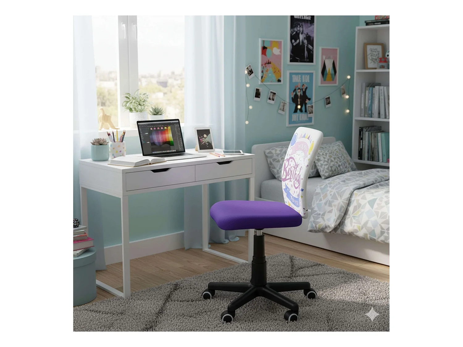 Chaise de bureau violette << Peindre moi anniversaire >> avec feutres pour tissu et métal 41 x 74 x 51 cm