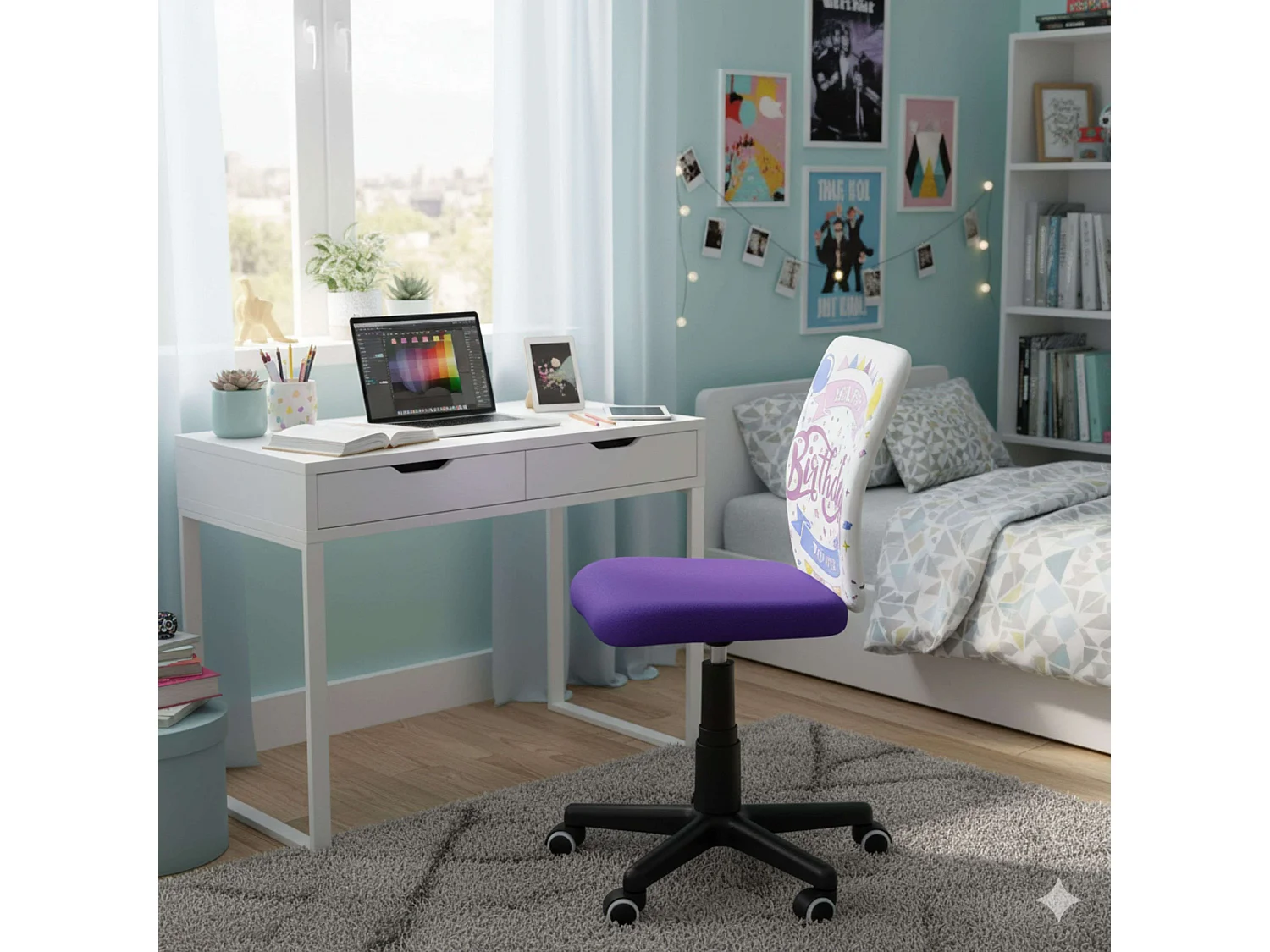Chaise de bureau violette << Peindre moi anniversaire >> avec feutres pour tissu et métal 41 x 74 x 51 cm