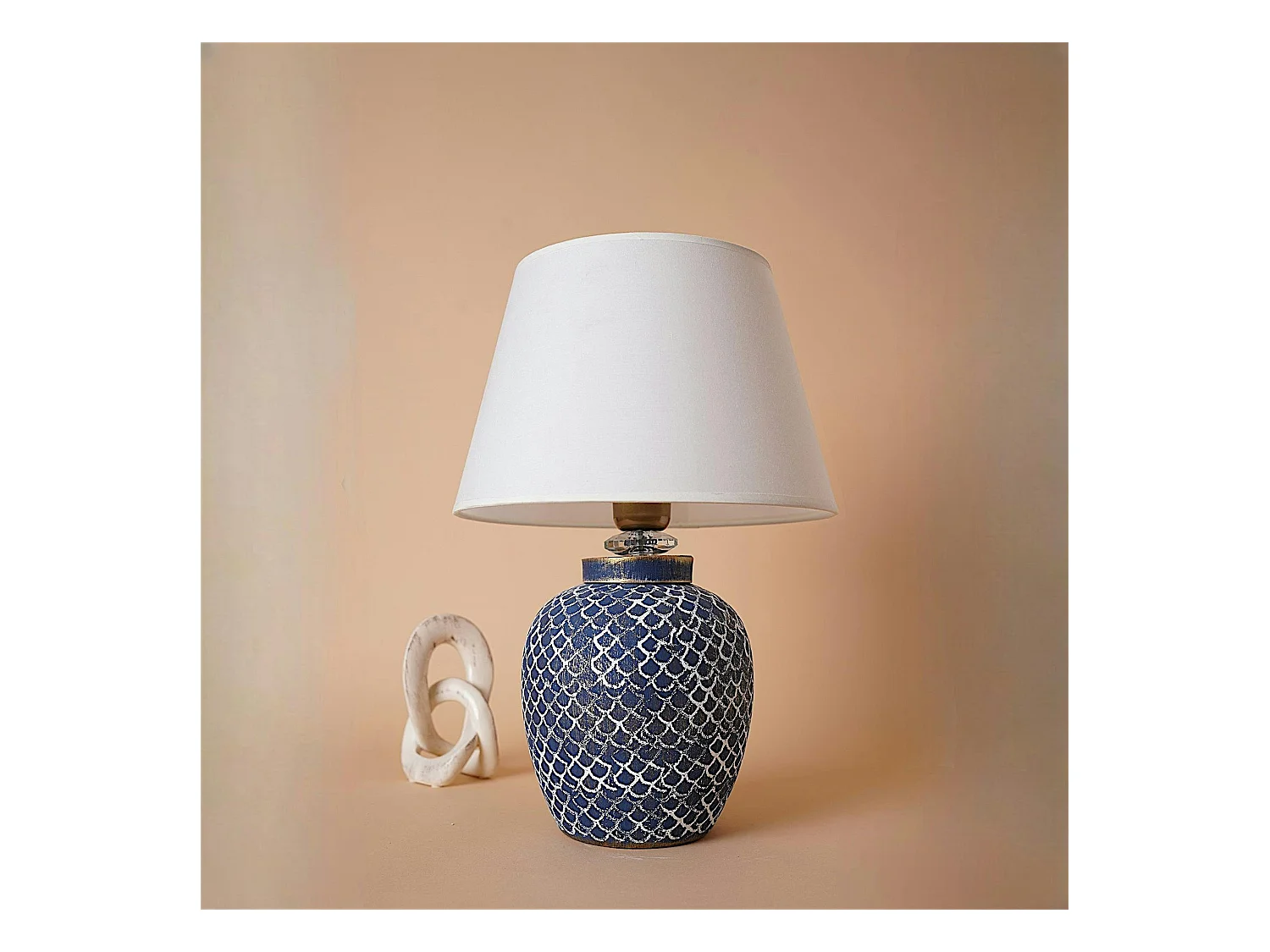 Lampe à poser bord de mer bleue, motif écailles KARS