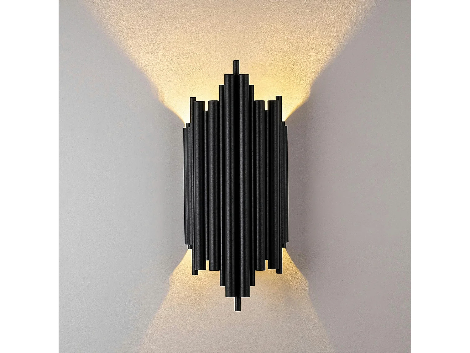 Applique design noire, structure graphique H. 50 cm SFAX