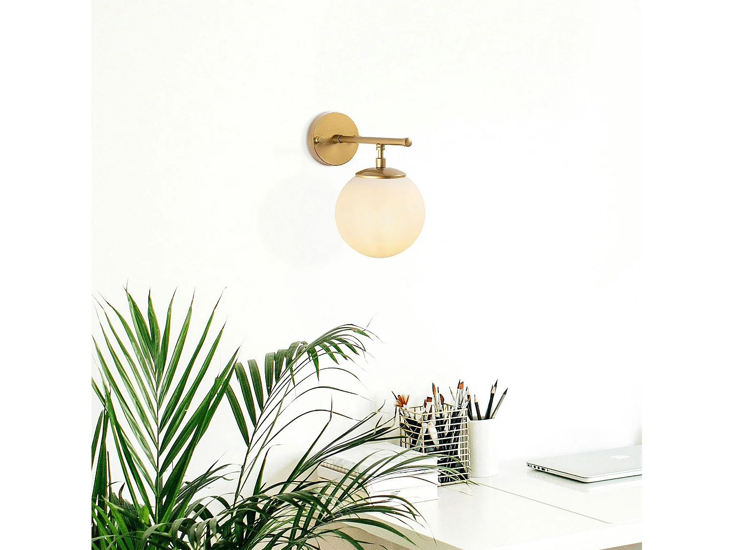 Applique murale art déco dorée, globe blanc sur tige SIERRE