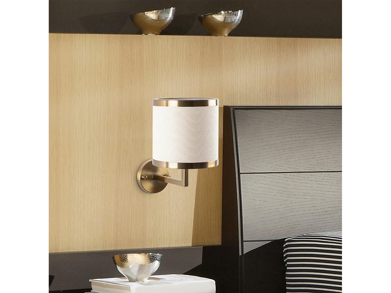 Applique murale moderne, abat-jour écru bord métal ZURICH