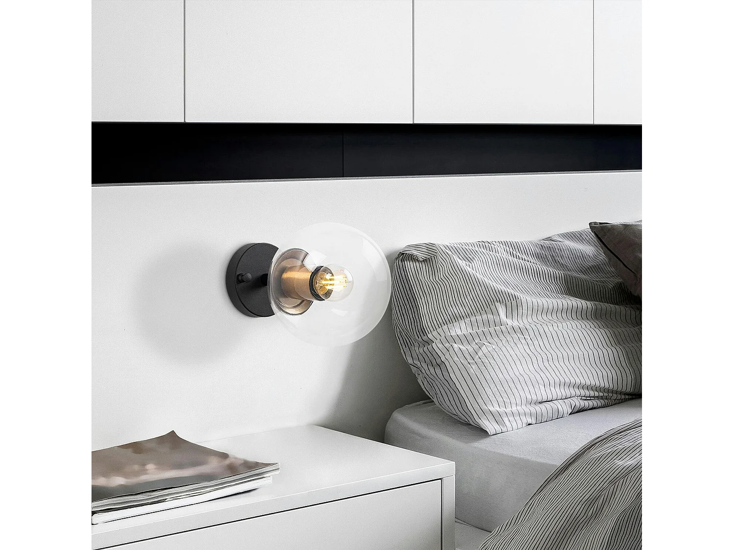 Applique murale moderne, globe transparent douille dorée SIERRE