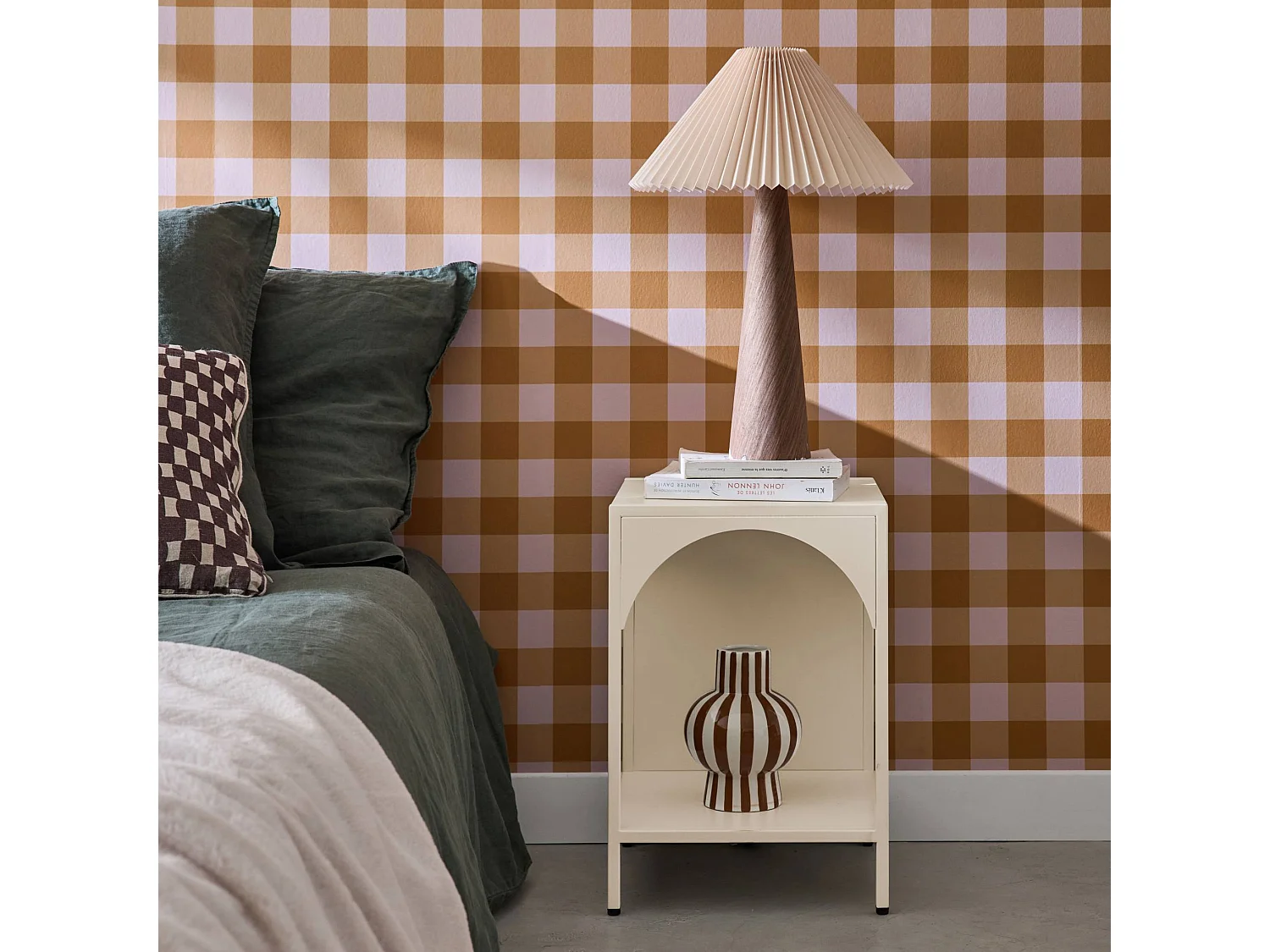 Mesita de noche de estilo industrial beige