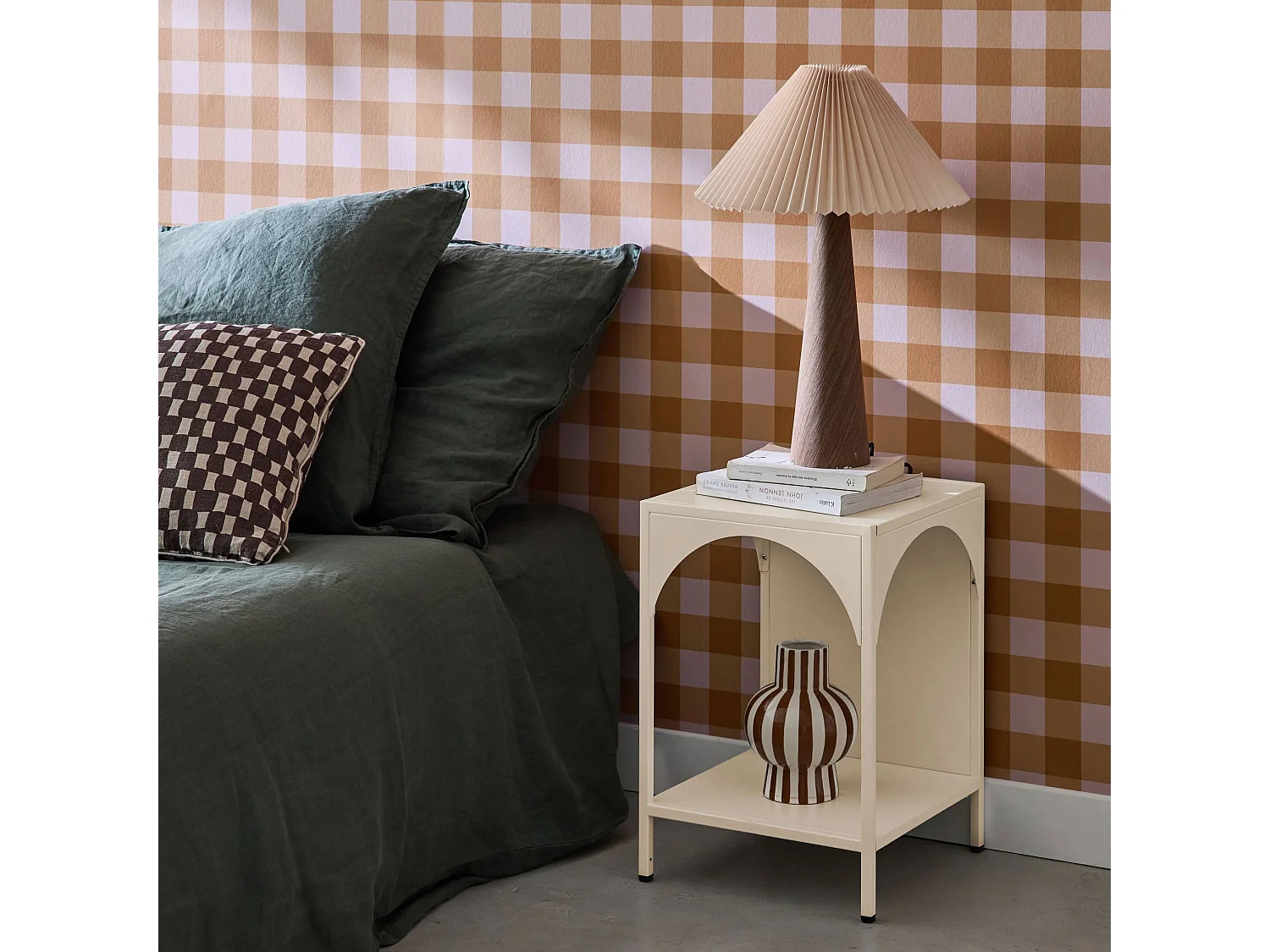 Mesita de noche de estilo industrial beige