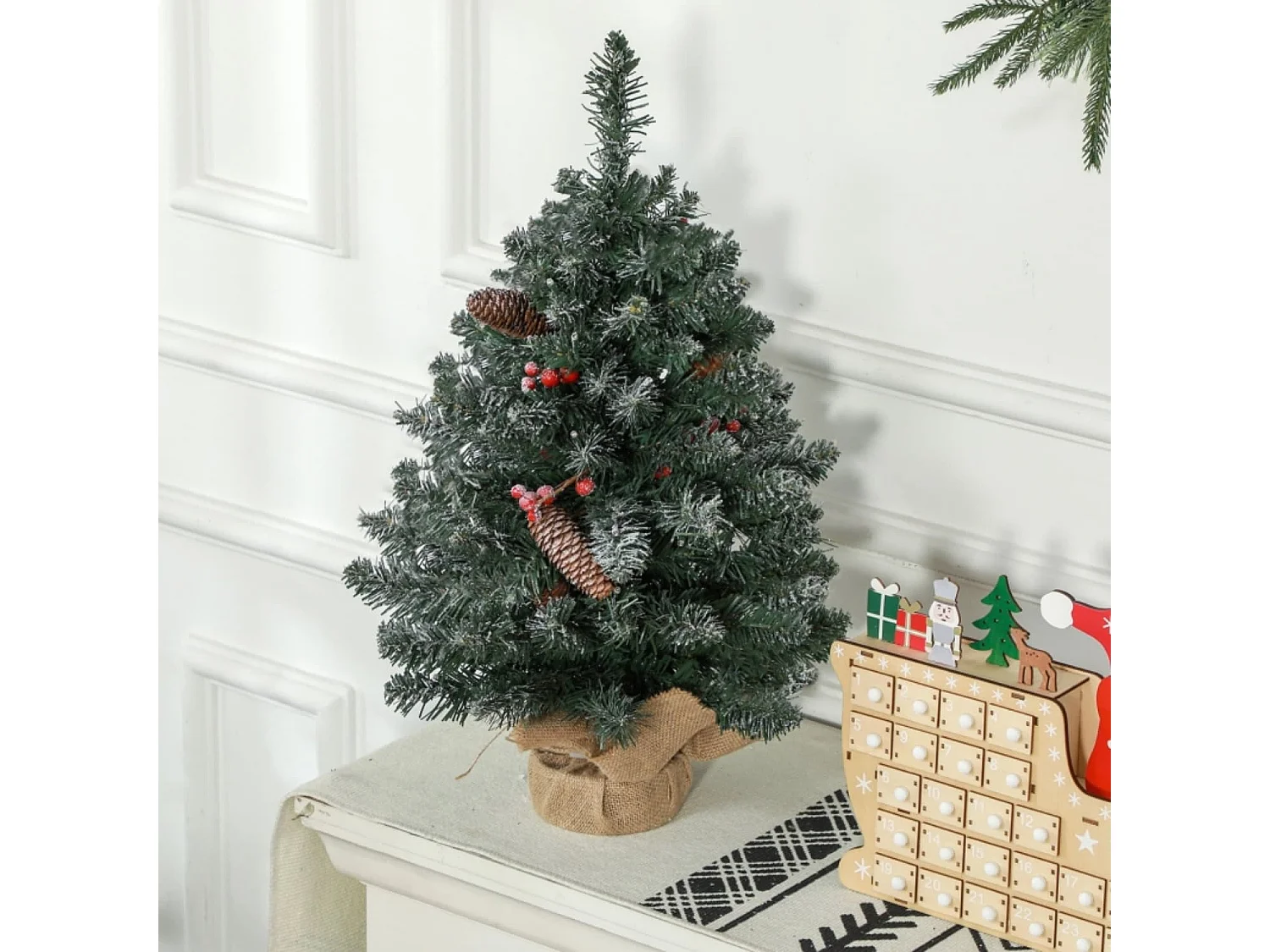 Weihnachtsbaum mit LED-Beleuchtung, 60 cm, Tannenzapfen und rote Beeren, inkl. Ständer, Grün/Weiß