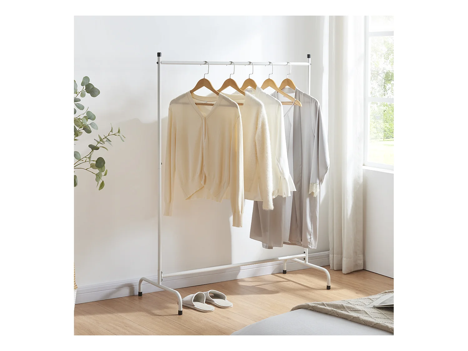 Portant à vêtements Haderup 137 x 100 x 45 cm blanc [en.casa]