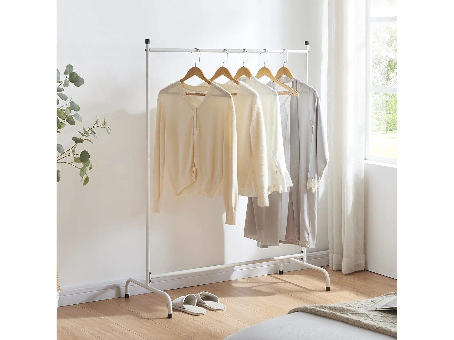 Portant à vêtements Haderup 137 x 100 x 45 cm blanc [en.casa]