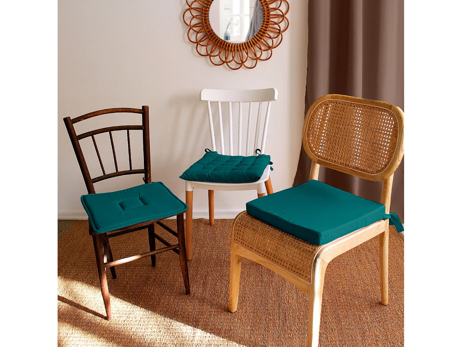 Einfaches flaches Kissen mit Paspelierung und Bändern 40 x 40 cm