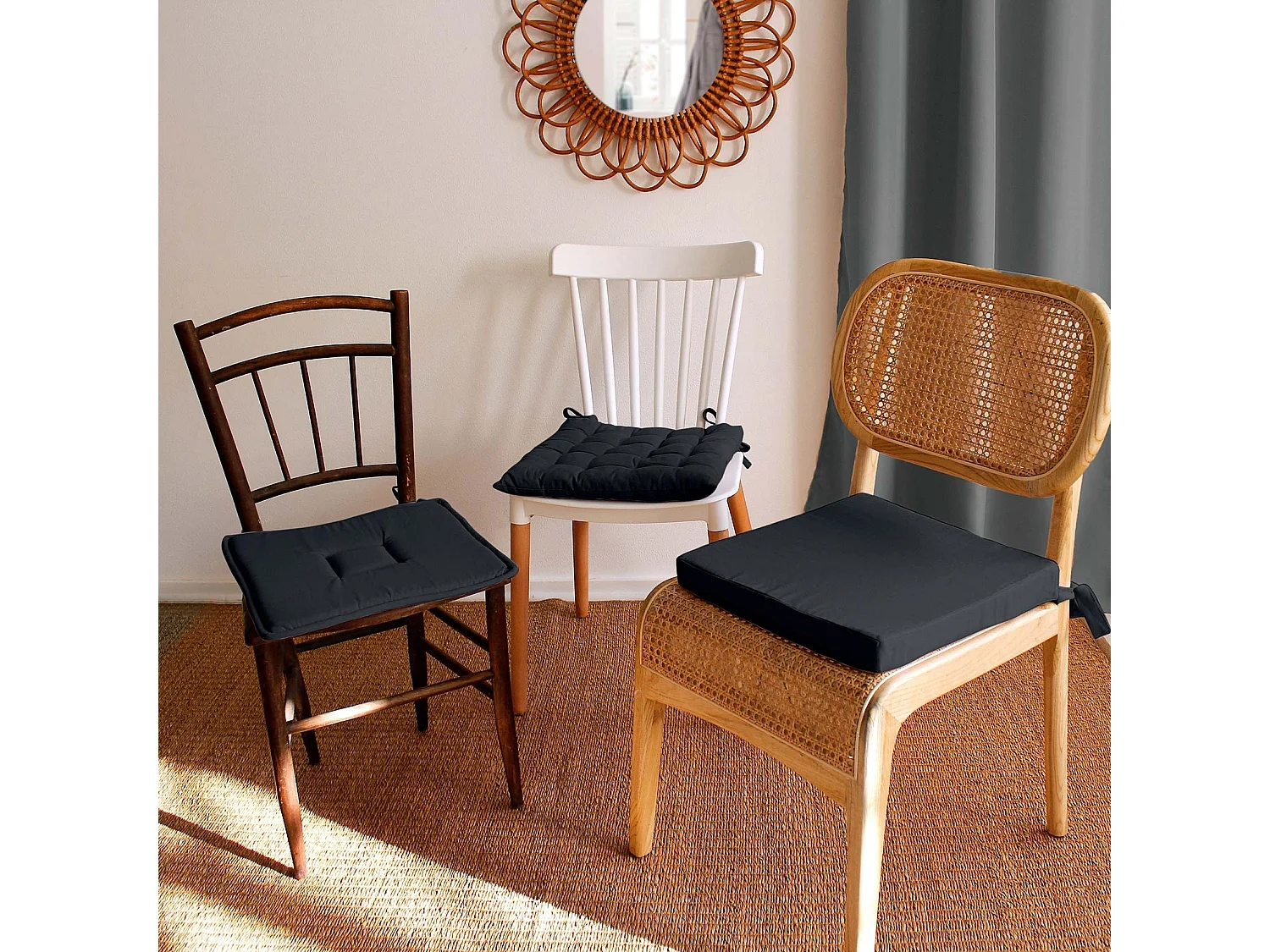 Einfaches flaches Kissen mit Paspelierung und Bändern 40 x 40 cm