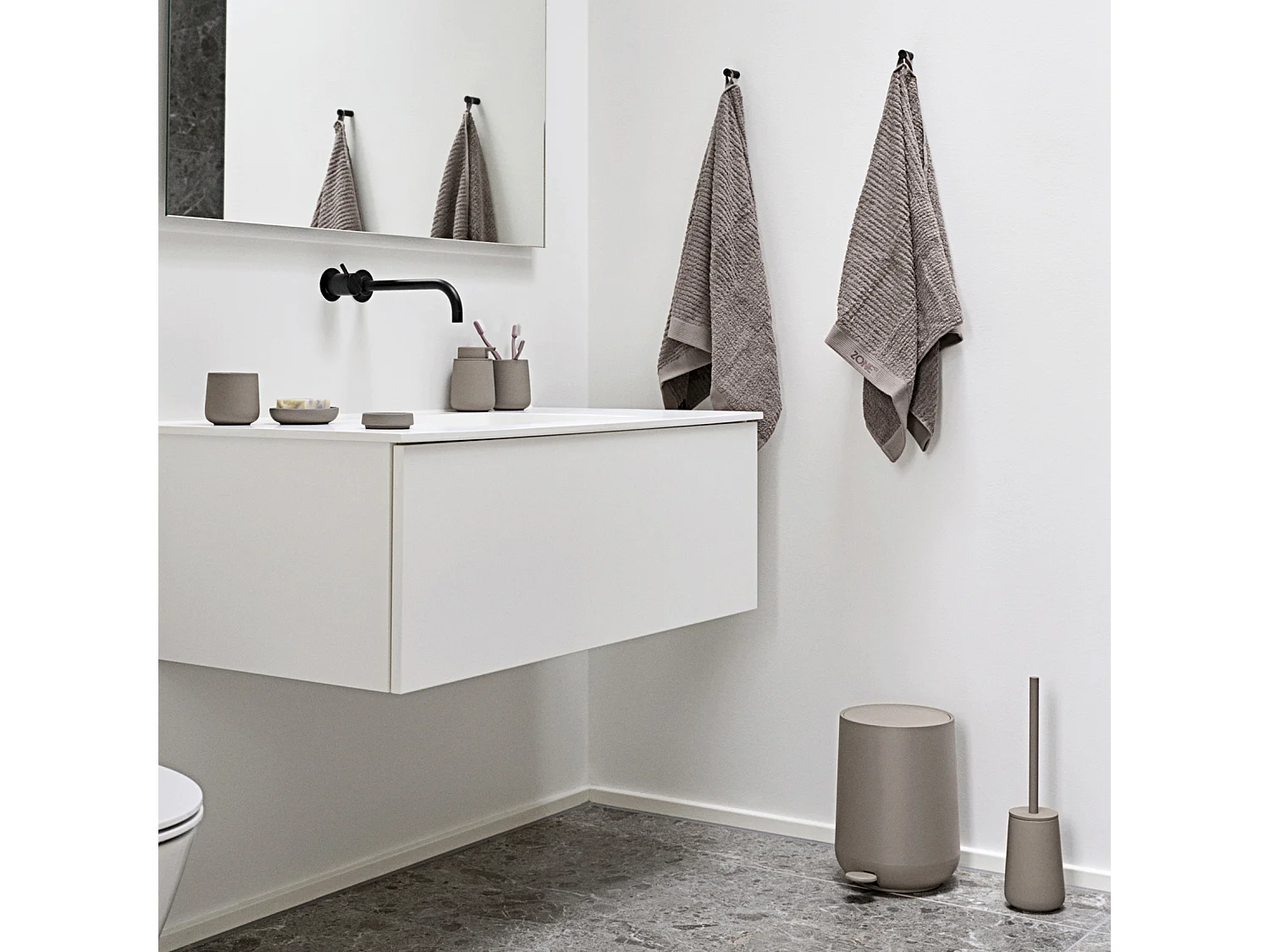 Brosse pour toilette en grès et acier