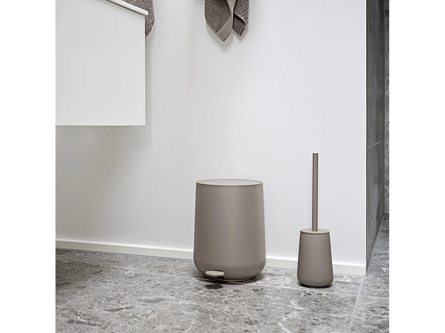 Brosse pour toilette en grès et acier