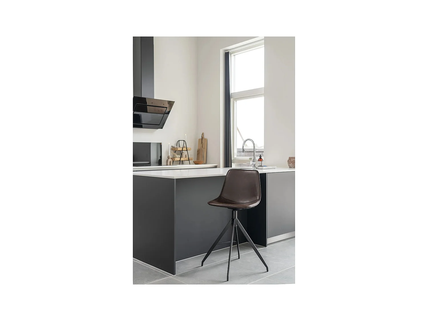 2 chaises de comptoir en cuir synthétique marron avec pieds noirs