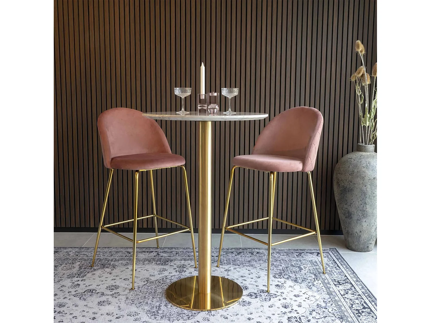2 chaises de bar en velours rose avec pieds en laiton