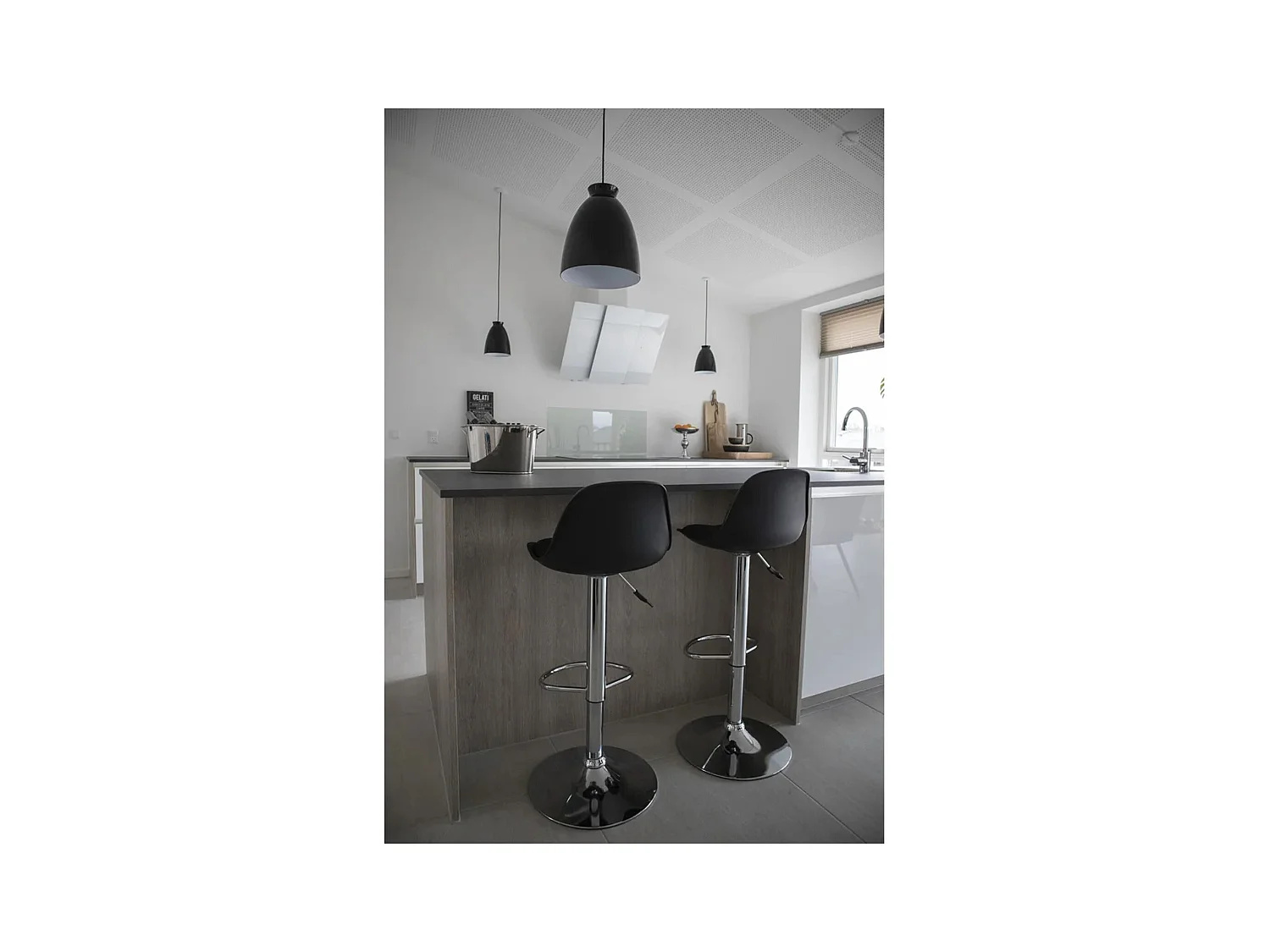 2 chaises de bar noires avec pieds chromés