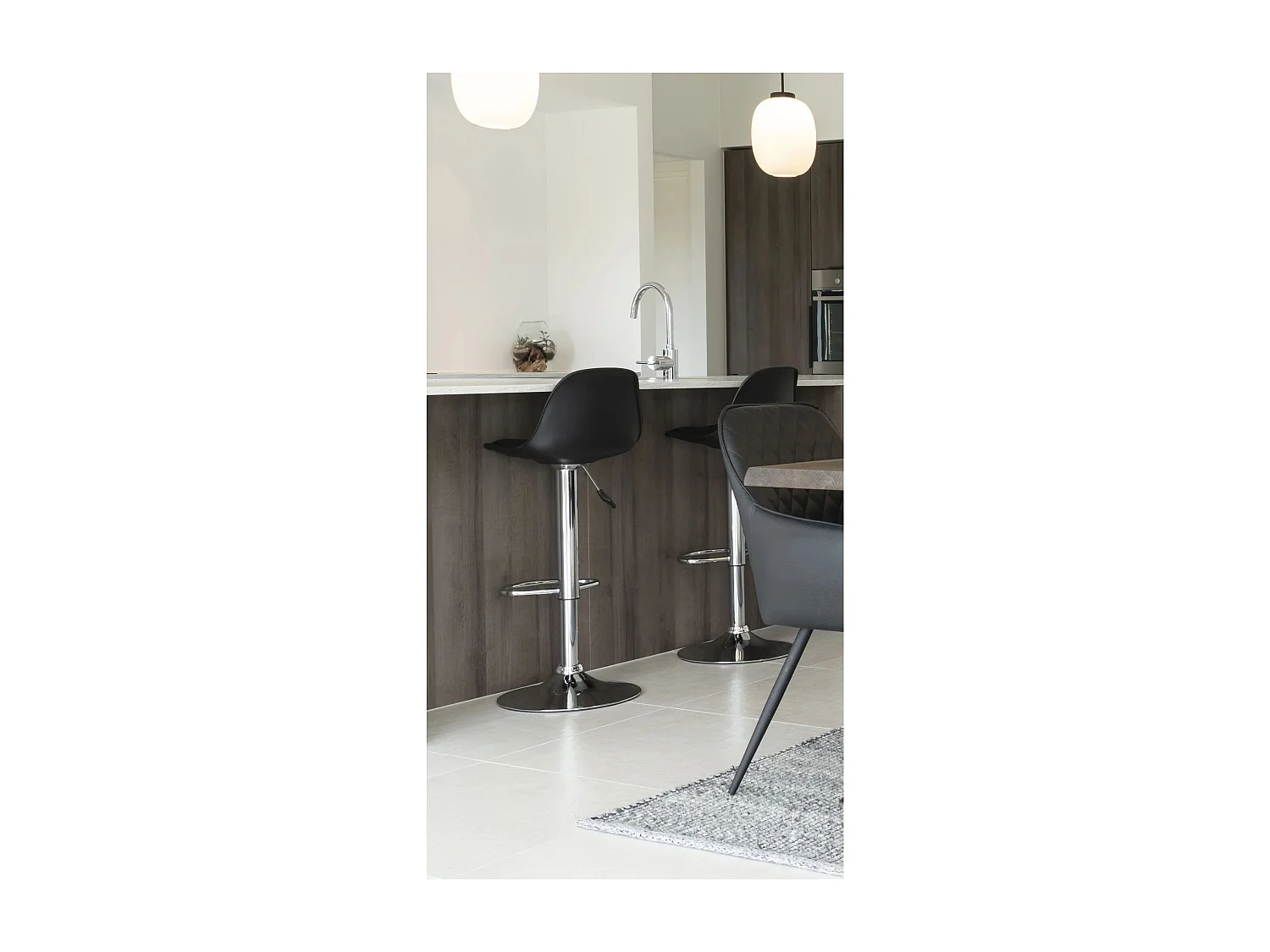 2 chaises de bar noires avec pieds chromés