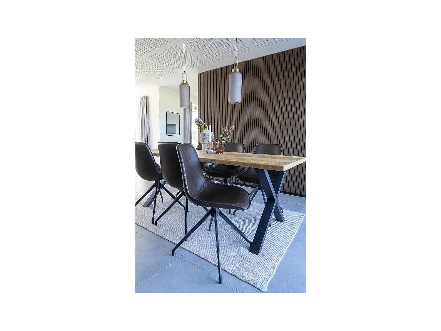 2 chaises de salle à manger en cuir synthétique avec pivot marron foncé et pieds noirs