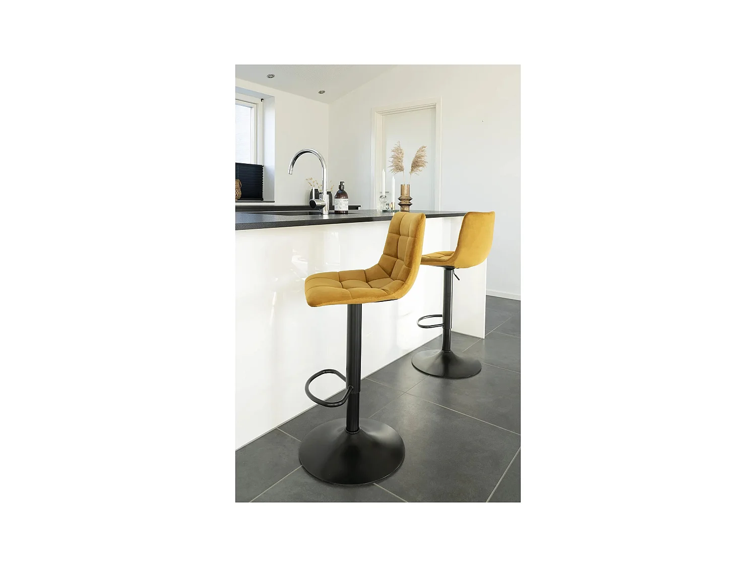 2 chaises de bar en microfibre jaune moutarde avec pieds noirs