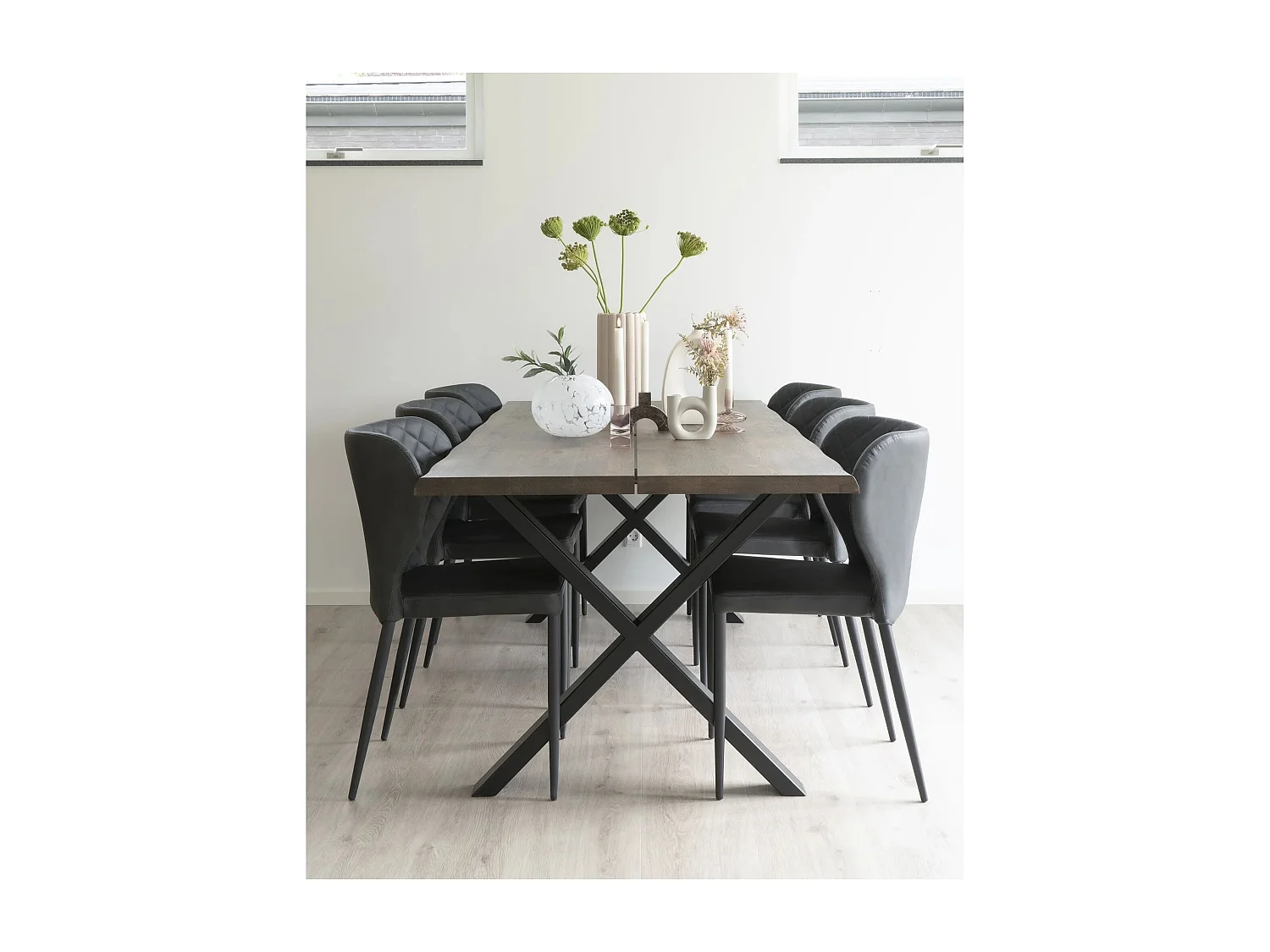 2 chaises de salle à manger large en cuir synthétique noir avec pieds noirs