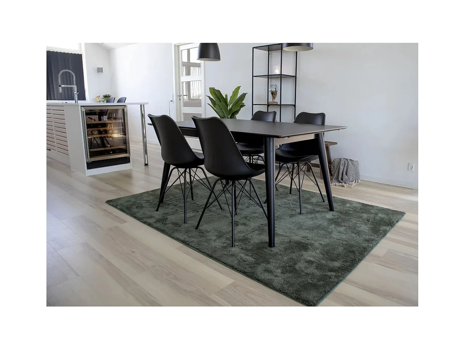 2 chaises de table à manger en cuir noir aux pieds noirs