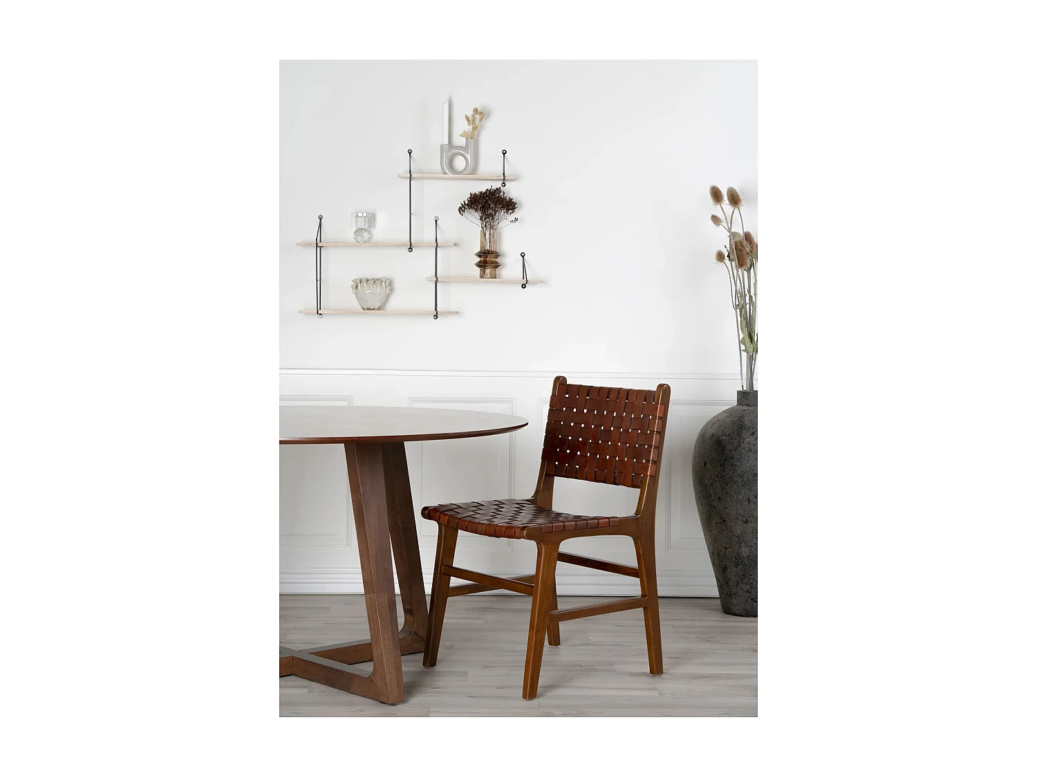 2 chaises de salle à manger en cuir synthétique marron avec pieds en teck