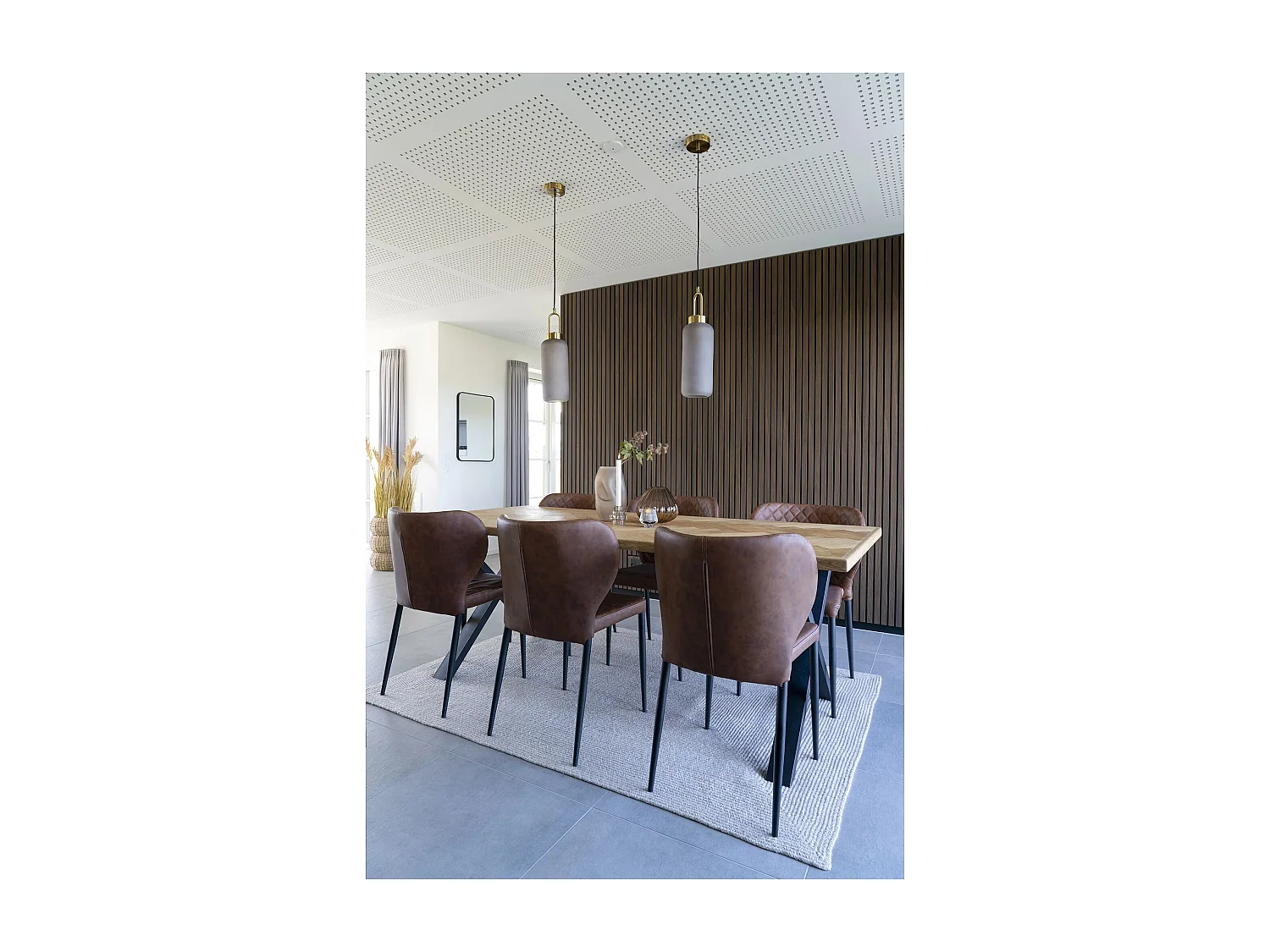 2 chaises de salle à manger large en cuir synthétique marron clair avec pieds noirs