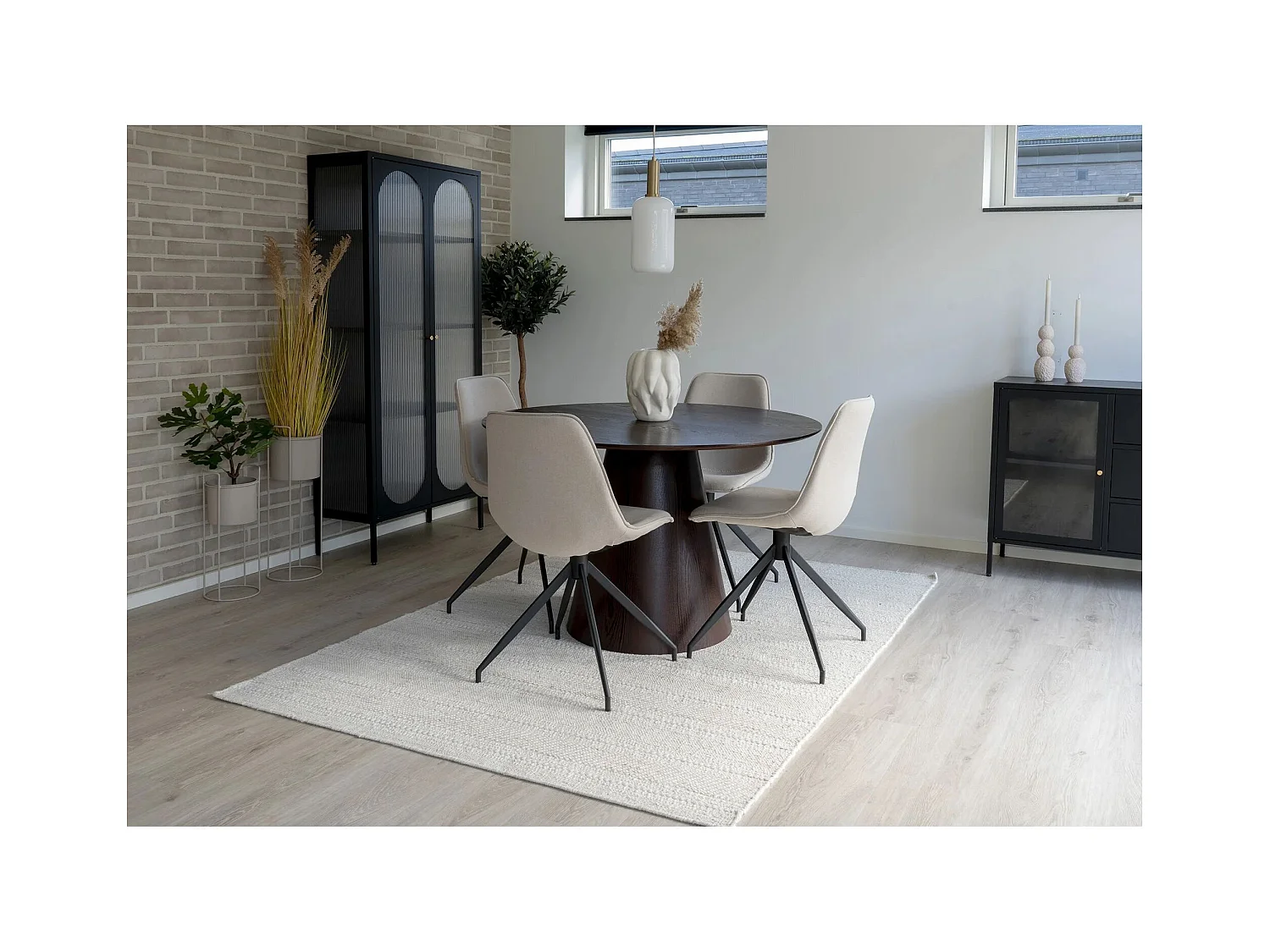 2 chaises de salle à manger avec pivot sable et pieds noirs