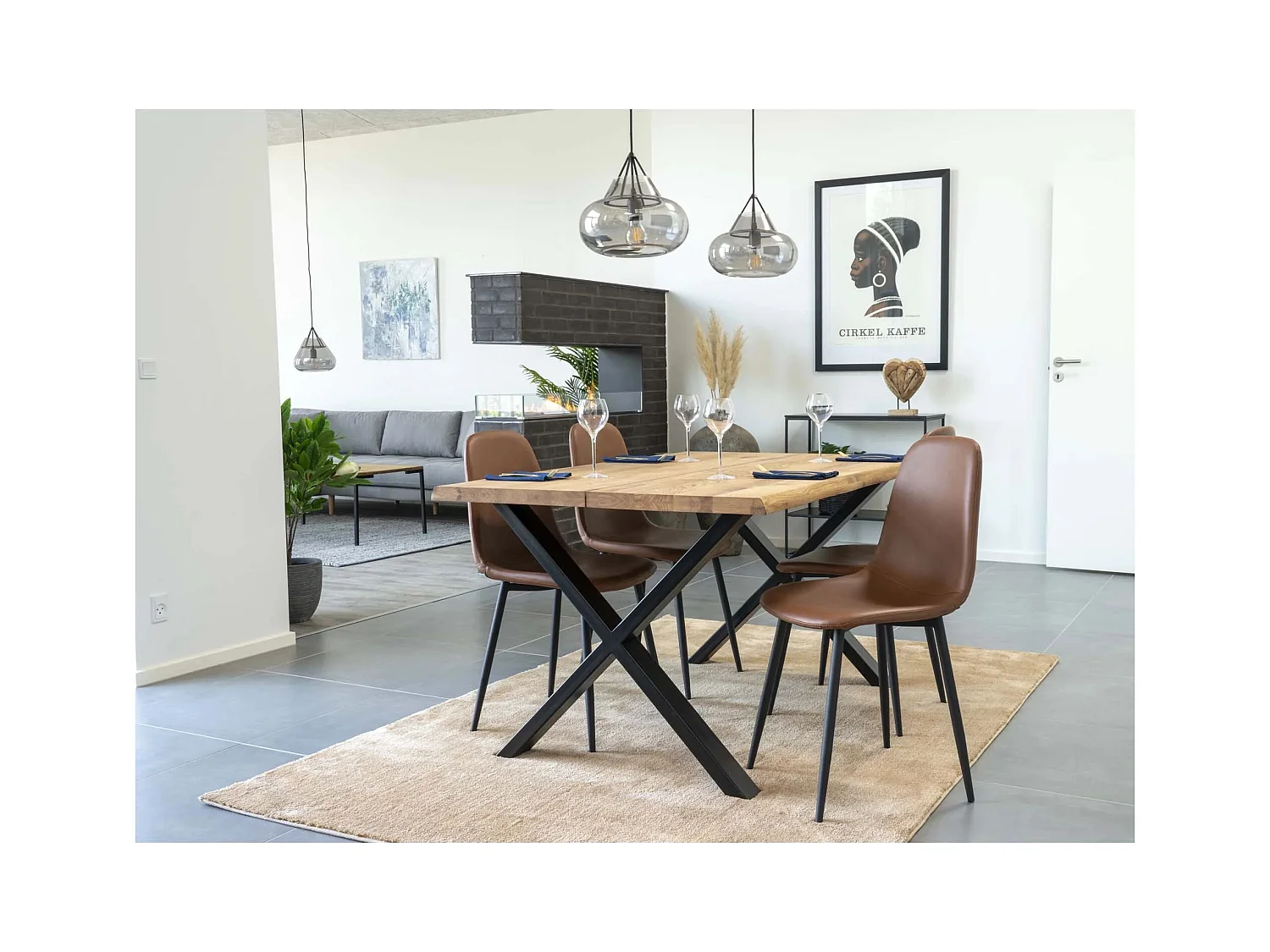 2 chaises de salle à manger en cuir synthétique marron avec pieds noirs