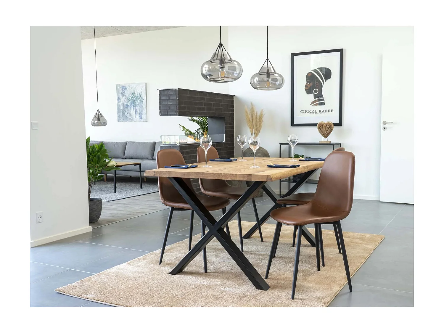 2 sillas de comedor en cuero sintético marrón con pies negros