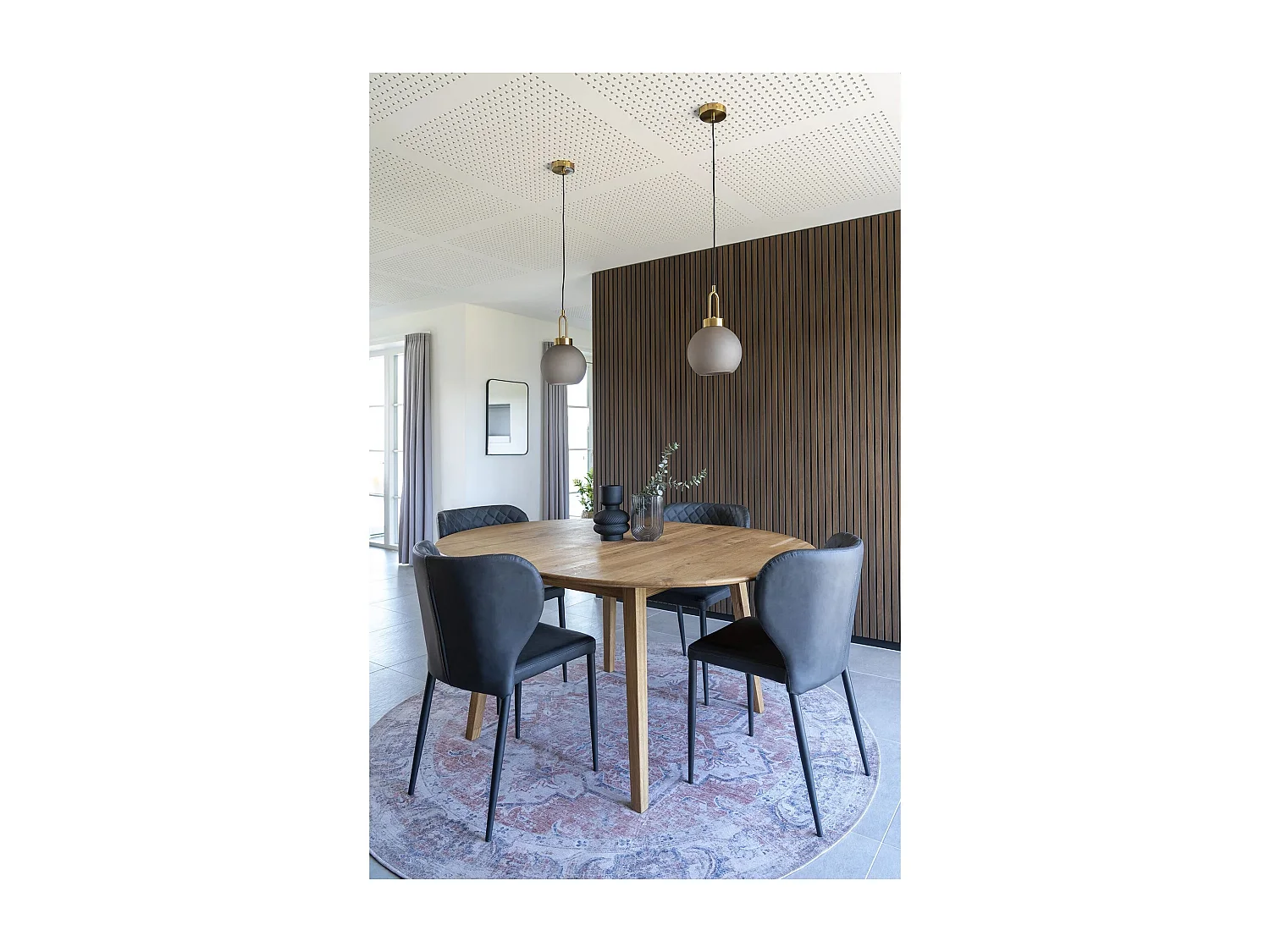 2 chaises de salle à manger en cuir synthétique gris foncé avec pieds noirs